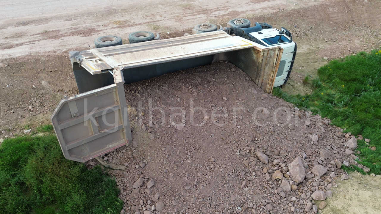 Karamanda Kum Yuklu Kamyon Sarampole Devrildi 1 Yarali2
