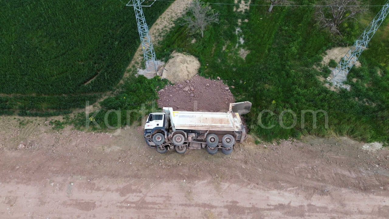 Karamanda Kum Yuklu Kamyon Sarampole Devrildi 1 Yarali4