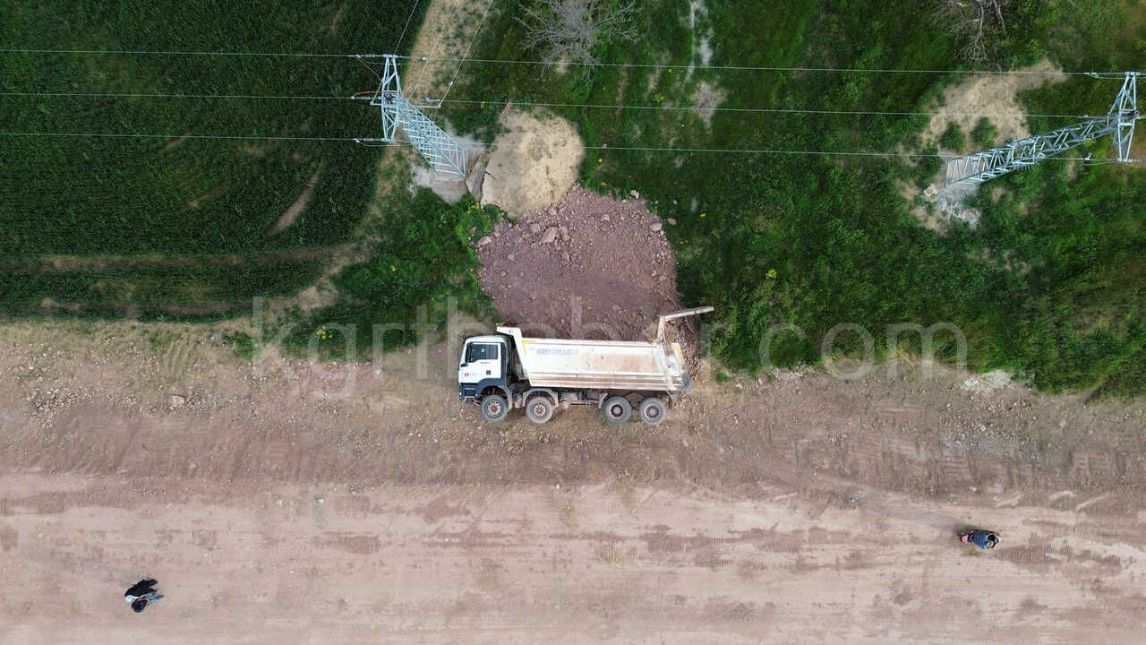 Karamanda Kum Yuklu Kamyon Sarampole Devrildi 1 Yarali5