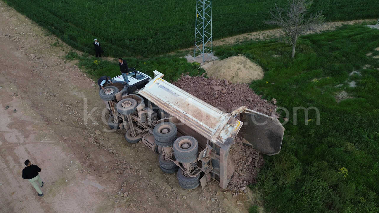 Karamanda Kum Yuklu Kamyon Sarampole Devrildi 1 Yarali9