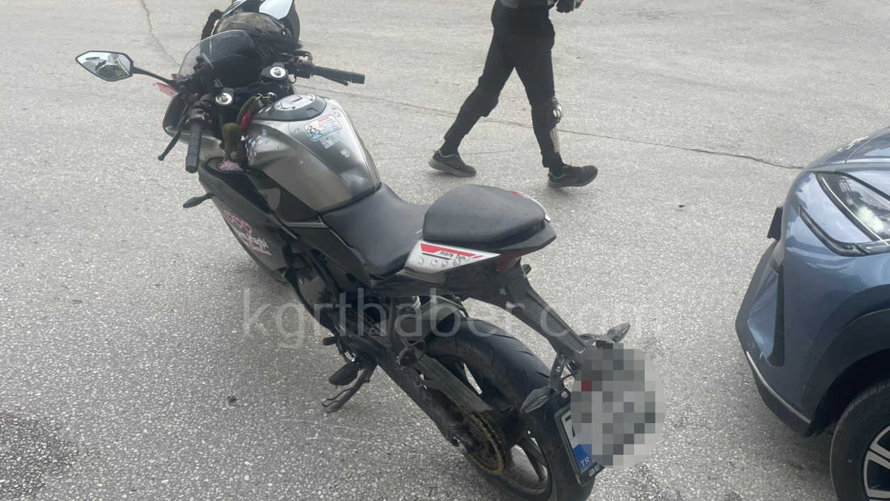 Karamanda Otomobil Motosiklete Arkadan Carpti 1 Yarali0