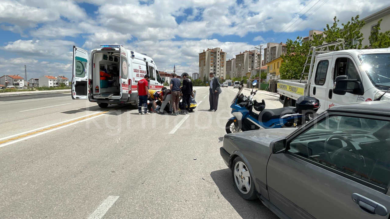 Karamanda Otomobille Carpisan Motosikletin Surucusu Yaralandi2