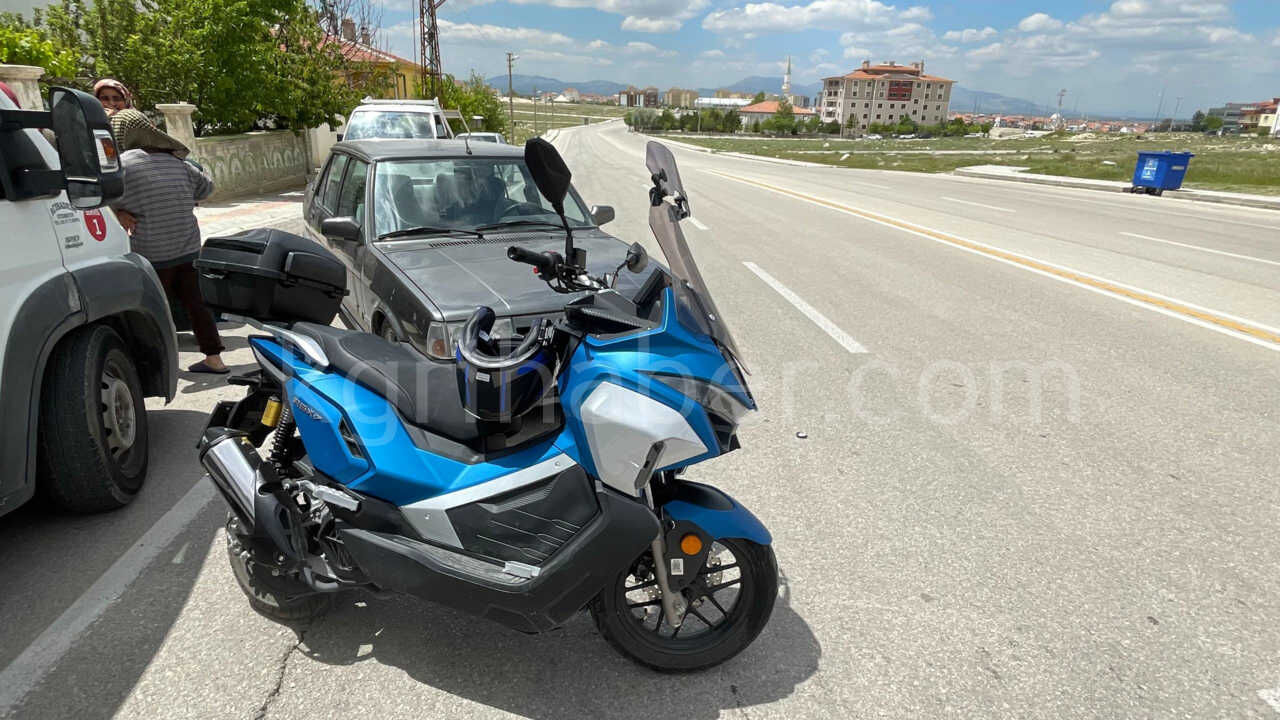 Karamanda Otomobille Carpisan Motosikletin Surucusu Yaralandi3
