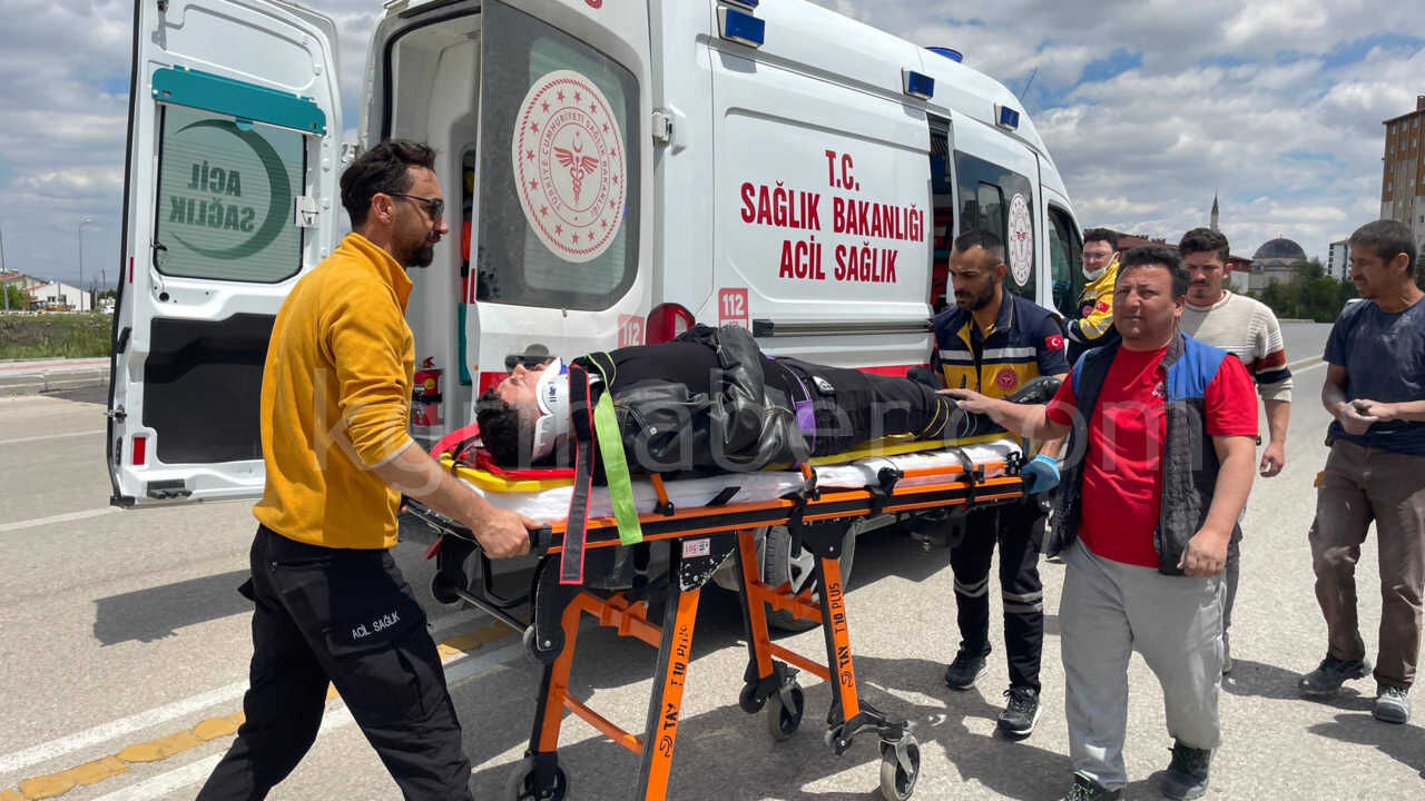 Karamanda Otomobille Carpisan Motosikletin Surucusu Yaralandi4