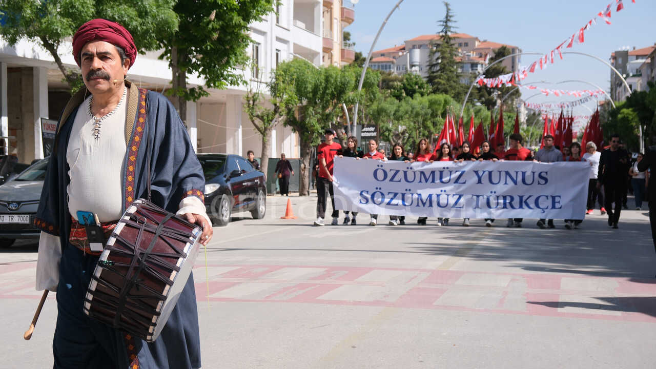 Karamanda Turk Dil Bayrami Coskusu Turk Dili Yuruyusu Gerceklestirildi0