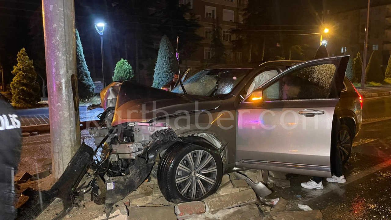 Kontrolden Cikan Cip Trafik Levhasinin Diregine Carpti 1 Yarali1