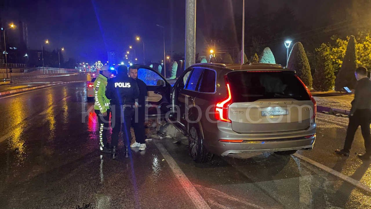Kontrolden Cikan Cip Trafik Levhasinin Diregine Carpti 1 Yarali2