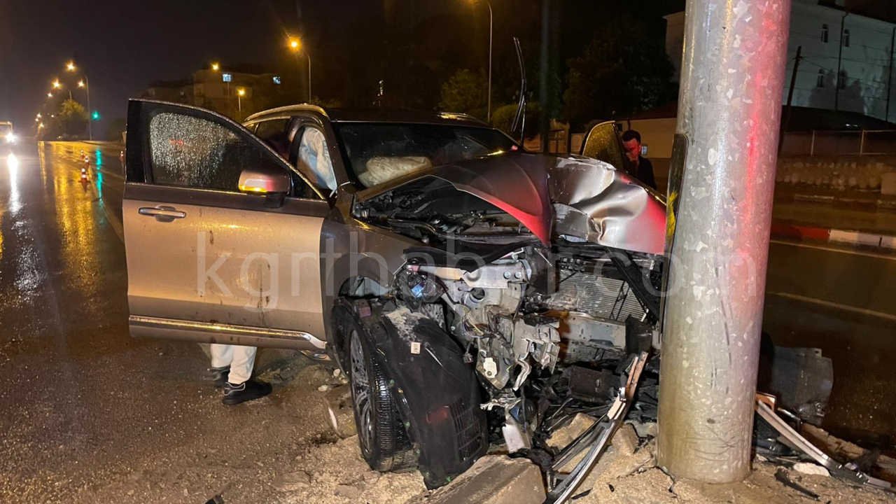 Kontrolden Cikan Cip Trafik Levhasinin Diregine Carpti 1 Yarali3