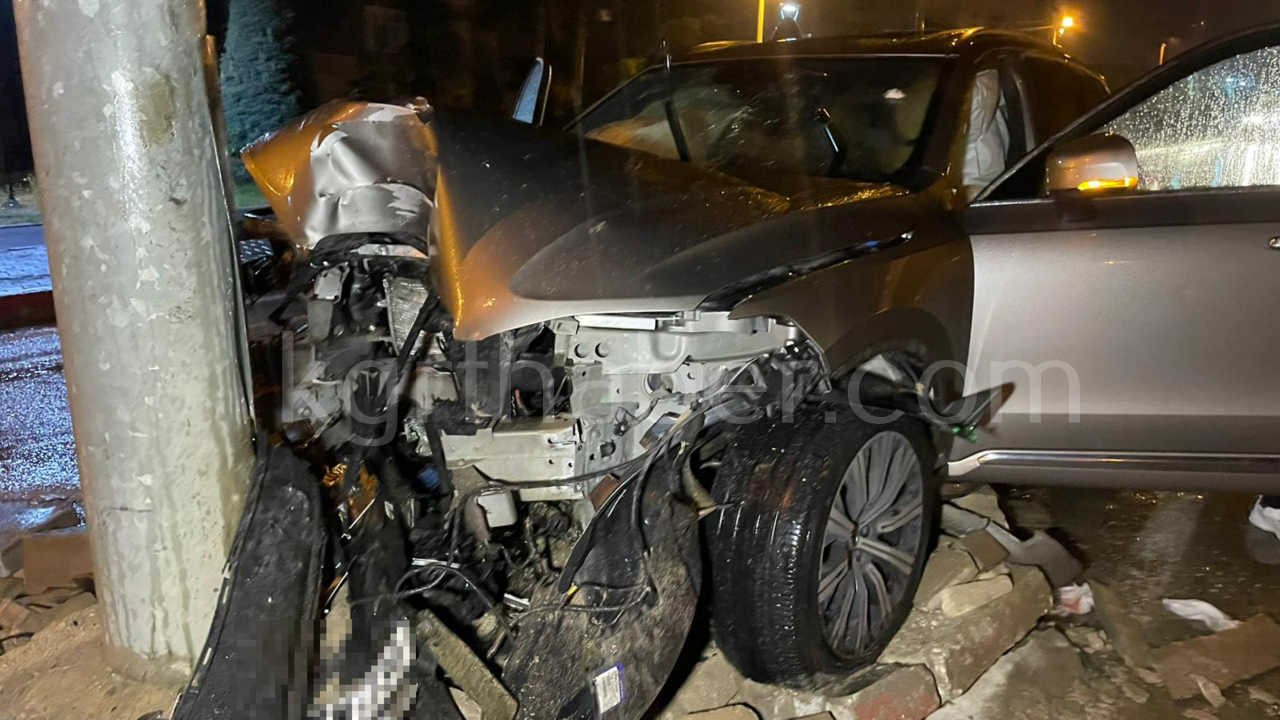 Kontrolden Cikan Cip Trafik Levhasinin Diregine Carpti 1 Yarali4
