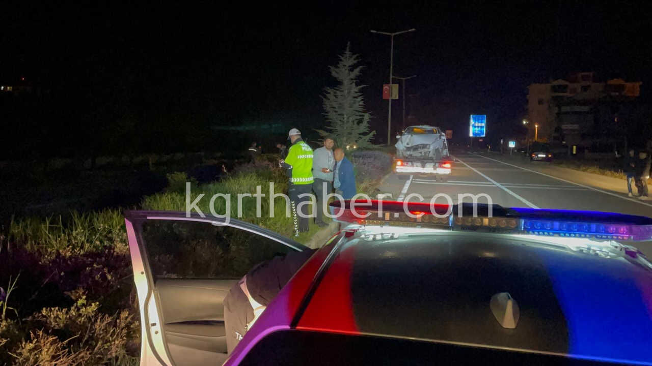 Kontrolden Cikan Otomobil Aydinlatma Diregini Devirdi 1 Yarali0