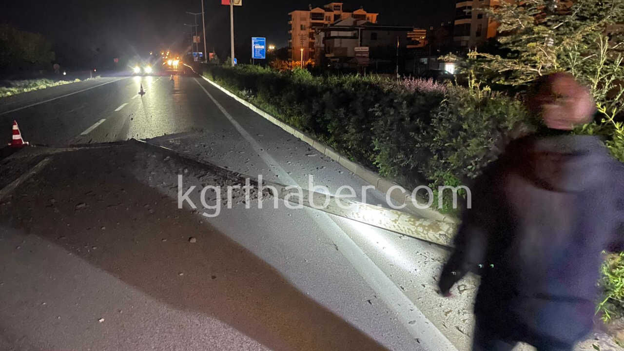 Kontrolden Cikan Otomobil Aydinlatma Diregini Devirdi 1 Yarali12