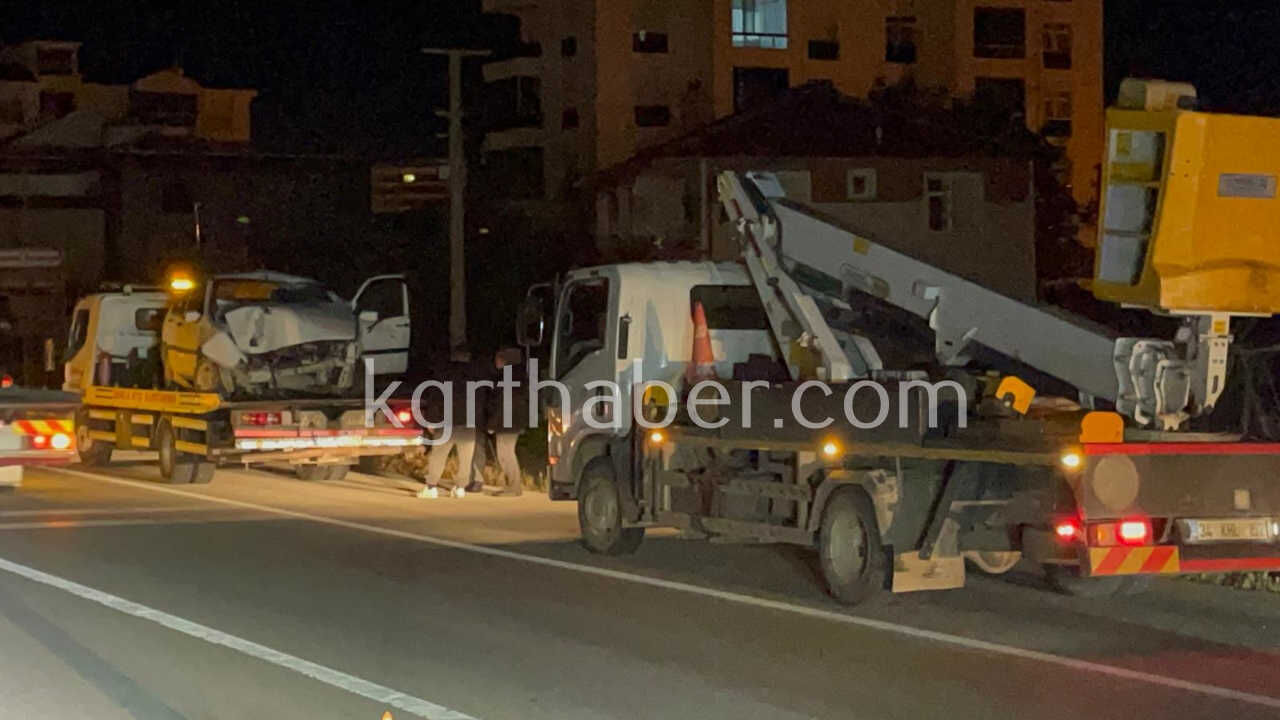 Kontrolden Cikan Otomobil Aydinlatma Diregini Devirdi 1 Yarali14