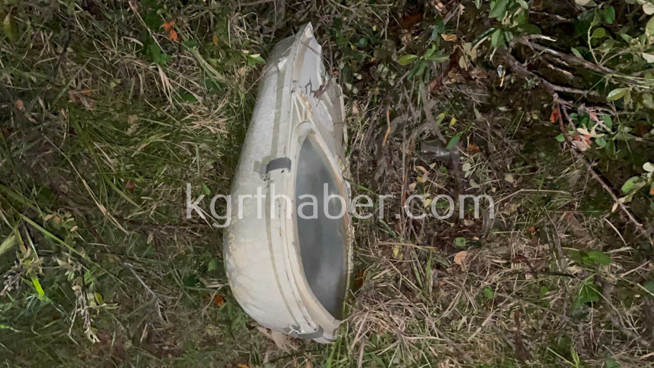 Kontrolden Cikan Otomobil Aydinlatma Diregini Devirdi 1 Yarali7