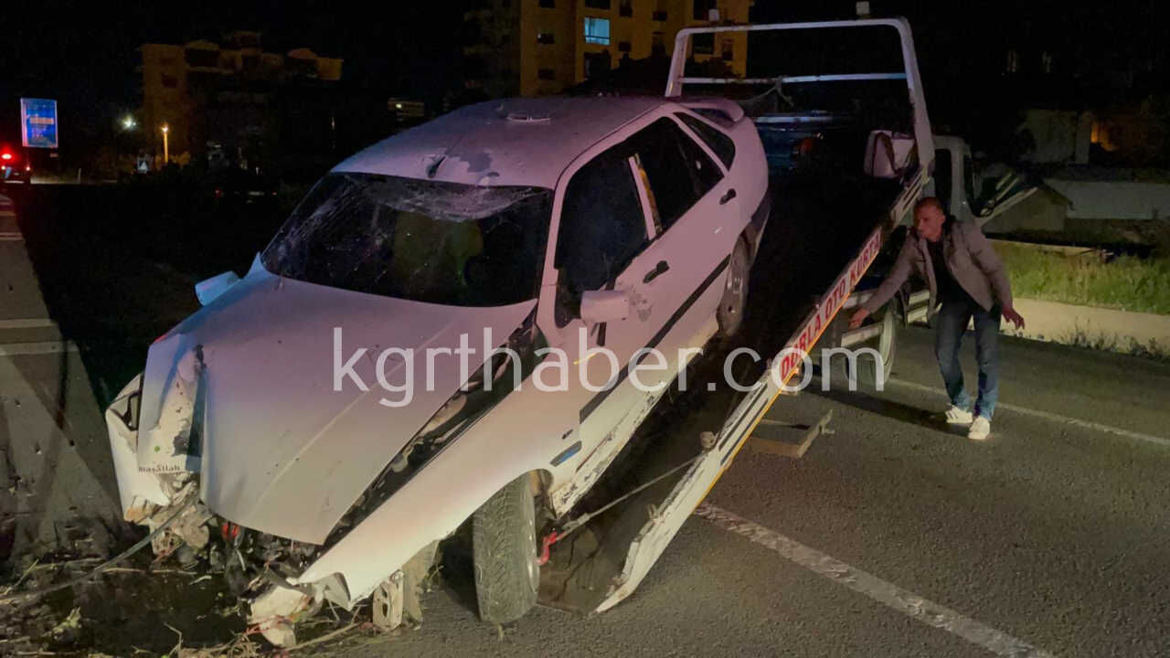 Kontrolden Cikan Otomobil Aydinlatma Diregini Devirdi 1 Yarali8