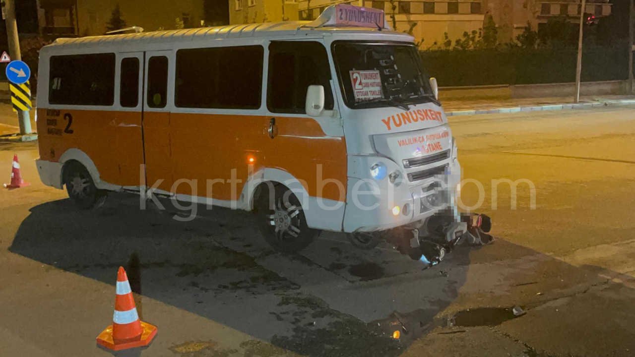 Minibusun Altinda Kalan Elektrikli Bisikletin Surucusu Agir Yaralandi3