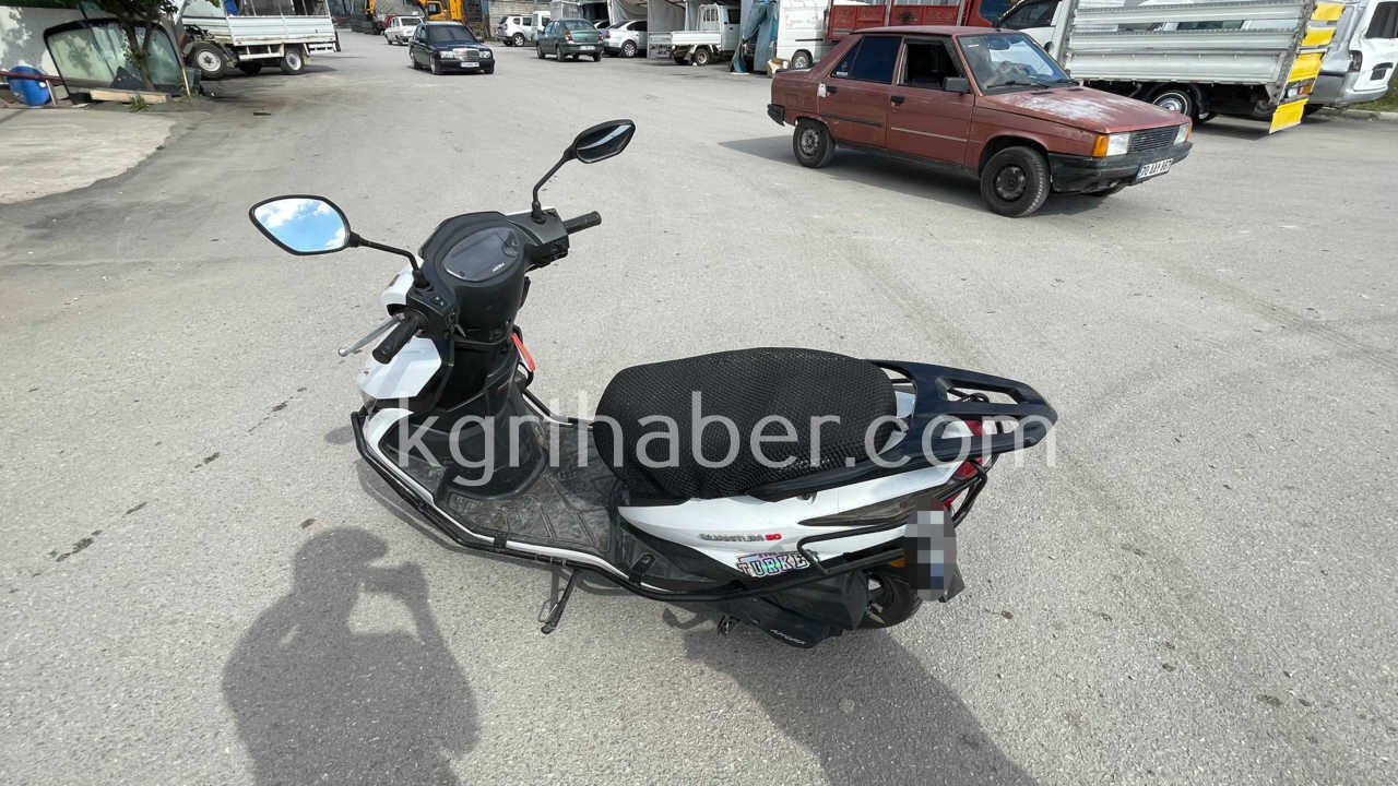 Motosikletin Devrilerek Suruklendigi Kaza Ani Kameraya Yansidi4