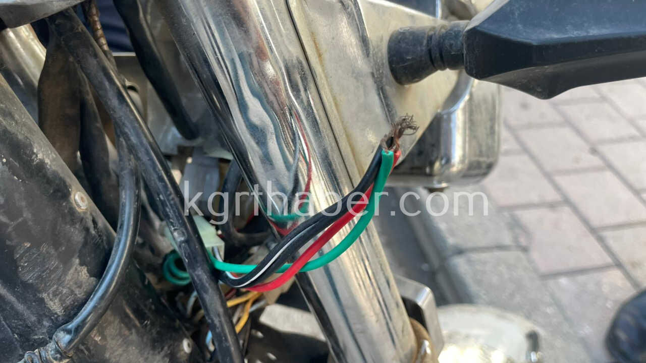 Polisi Gorunce Motosikleti Birakip Kacti Sasesi Kazinmis Ve Duz Kontak Yapilmis Cikti1