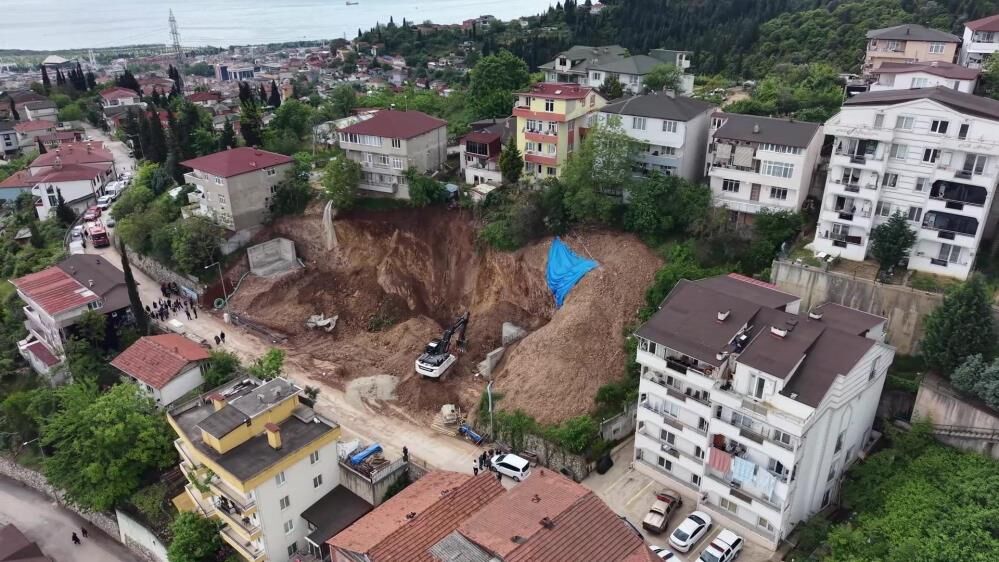 Temel Kazisi 56 Kisiyi Evinden Etti1