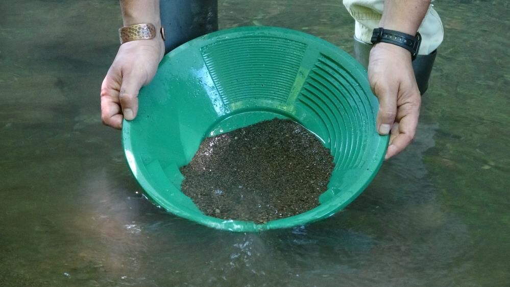 20 Yillik Evli Cift Ordunun Derelerinde Altin Ariyor2