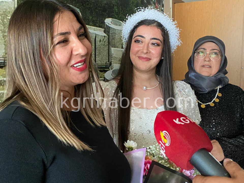 Annesinin Diktigi Gelinlikle Evlenecek Halk Egitim Kursiyerinden Kizina Ozel Tasarim0