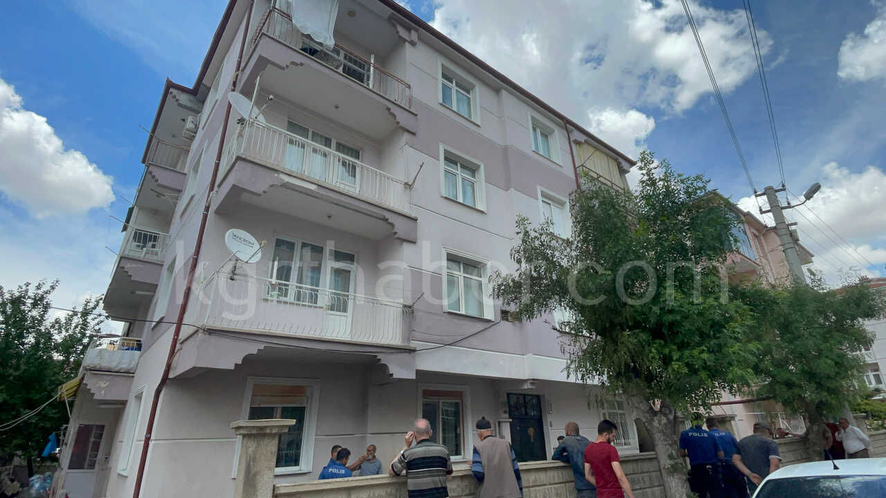 Apartman Bahcesindeki Esyalar Alevlere Teslim Oldu1