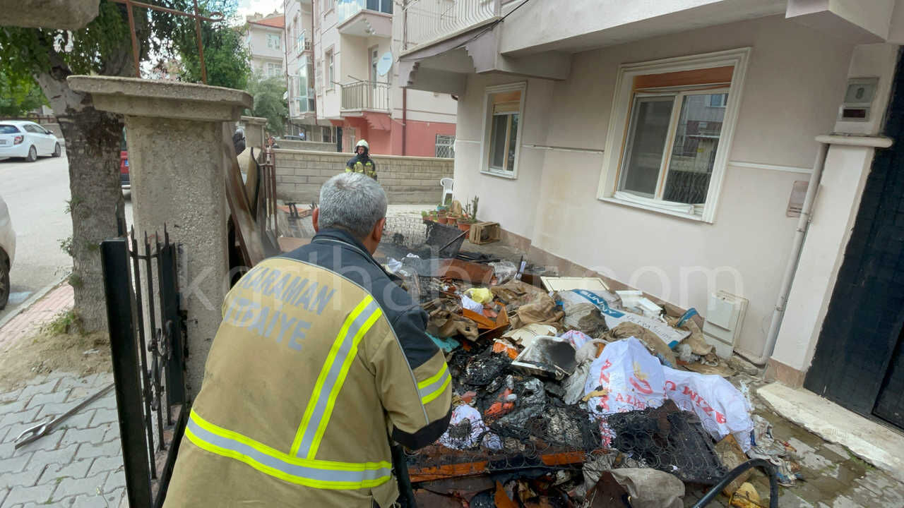 Apartman Bahcesindeki Esyalar Alevlere Teslim Oldu2