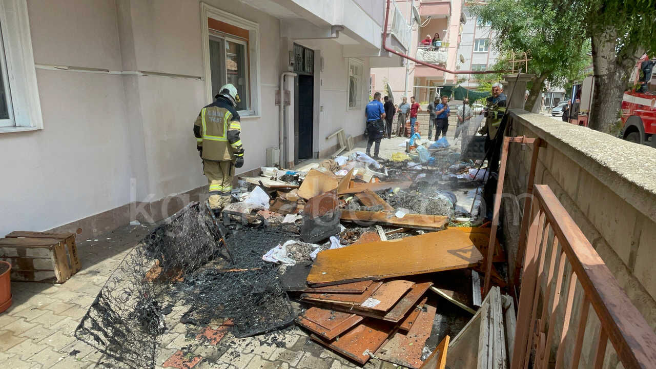 Apartman Bahcesindeki Esyalar Alevlere Teslim Oldu4