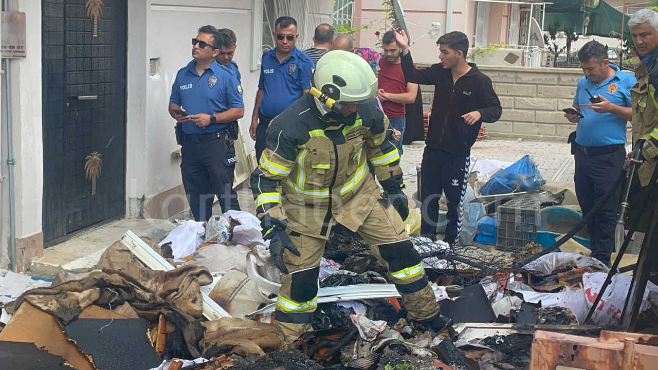 Apartman Bahcesindeki Esyalar Alevlere Teslim Oldu5
