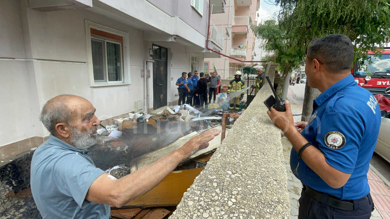 Apartman Bahcesindeki Esyalar Alevlere Teslim Oldu6
