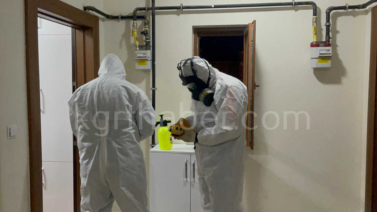 Apartmanda Sikilan Bocek Ilaci Ekipleri Harekete Gecirdi1