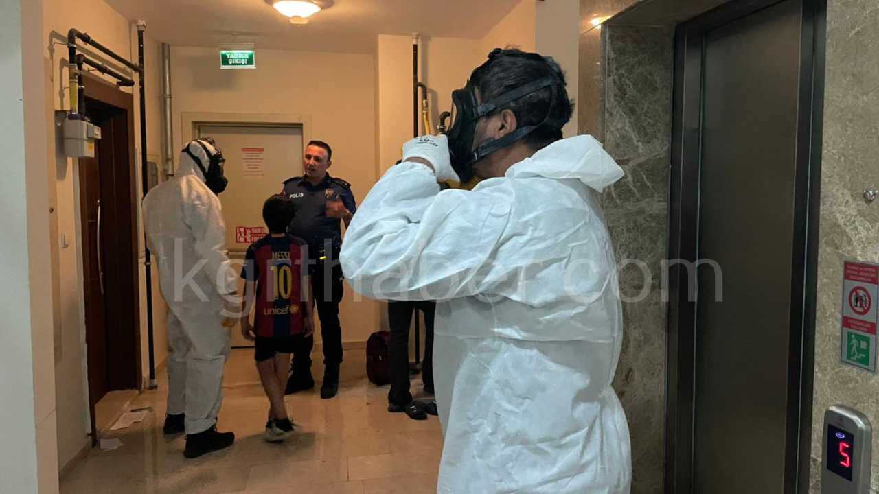 Apartmanda Sikilan Bocek Ilaci Ekipleri Harekete Gecirdi2