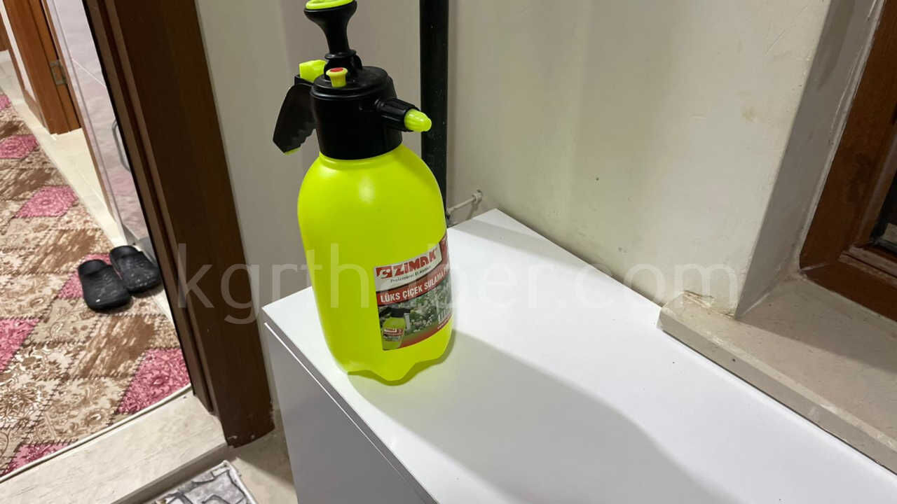 Apartmanda Sikilan Bocek Ilaci Ekipleri Harekete Gecirdi4