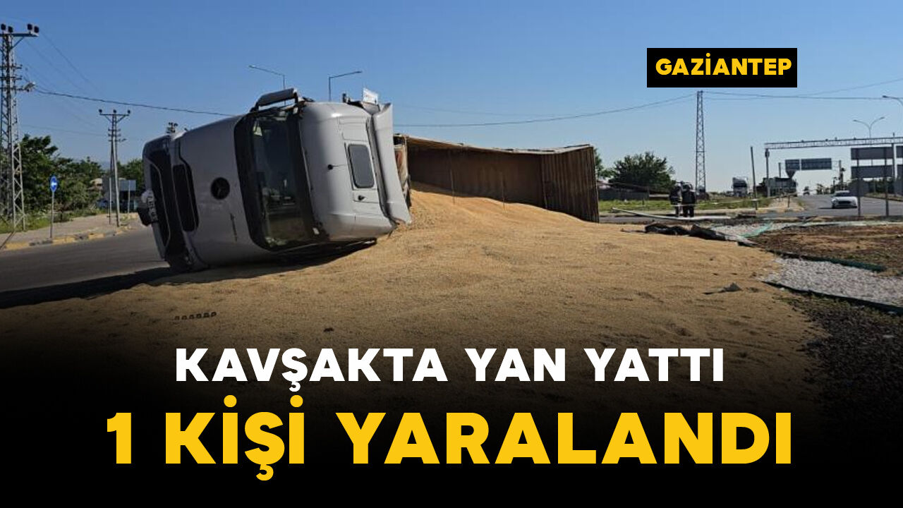 Arpa yüklü tır kavşakta yan yattı: 1 yaralı