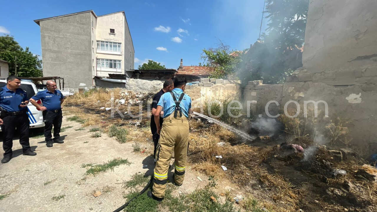 Cop Konteynerinin Yaninda Cikan Yangin Otluk Alana Sicradi3