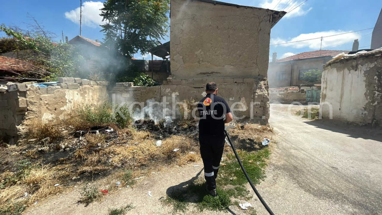 Cop Konteynerinin Yaninda Cikan Yangin Otluk Alana Sicradi4