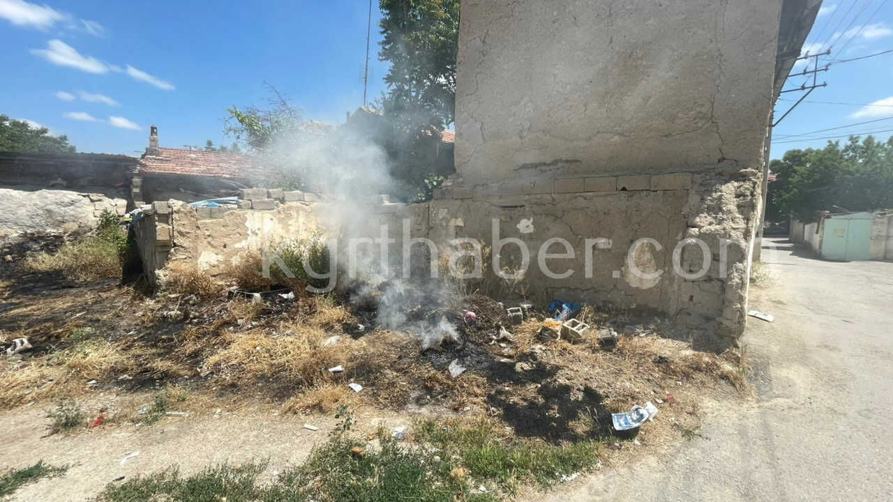 Cop Konteynerinin Yaninda Cikan Yangin Otluk Alana Sicradi5