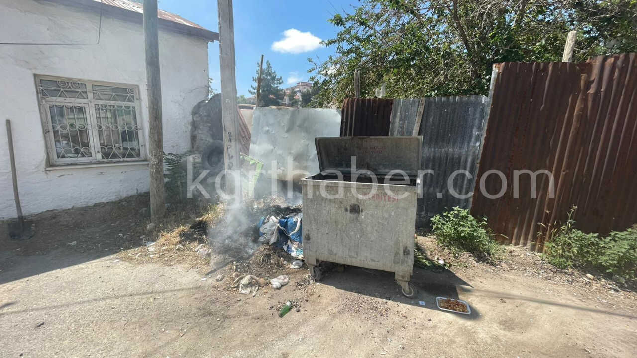 Cop Konteynerinin Yaninda Cikan Yangin Otluk Alana Sicradi8