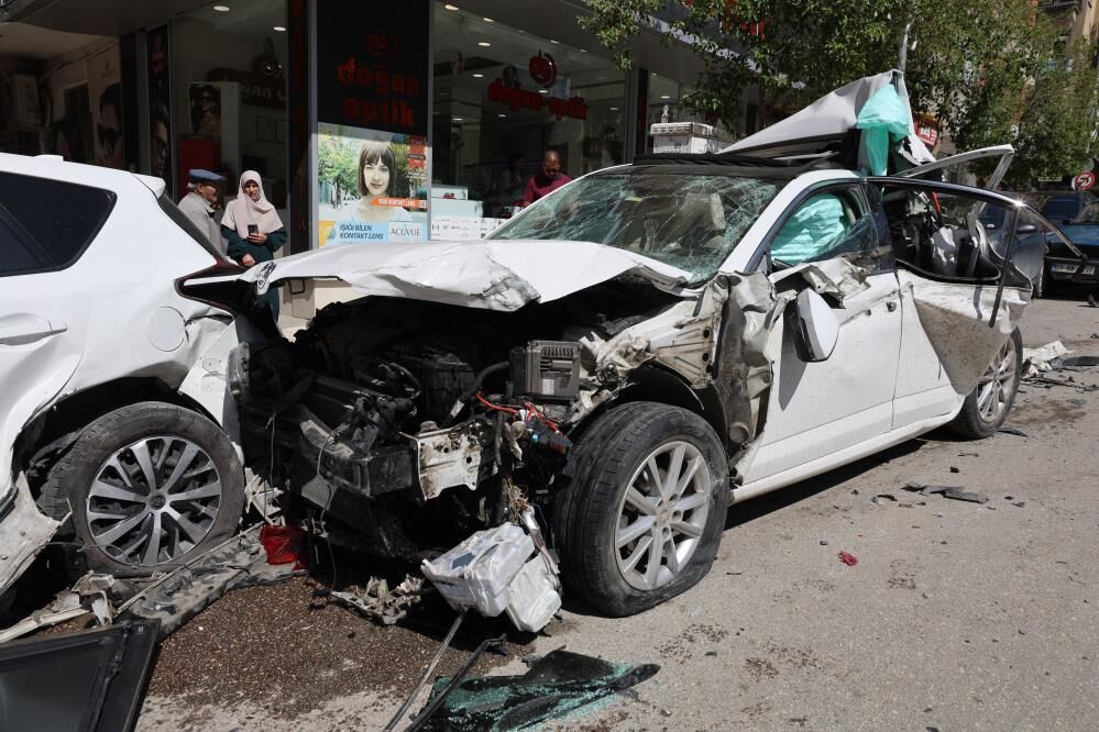 Freni Patlayan Kamyon Araclari Bicti 10 Arac Zarar Gordu 5 Yarali1