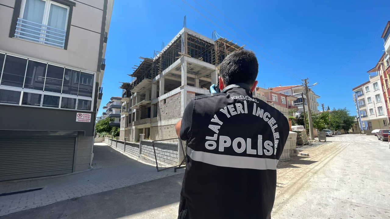 Insaatin Ucuncu Katindan Dusen Kalip Ustasi Yaralandi000
