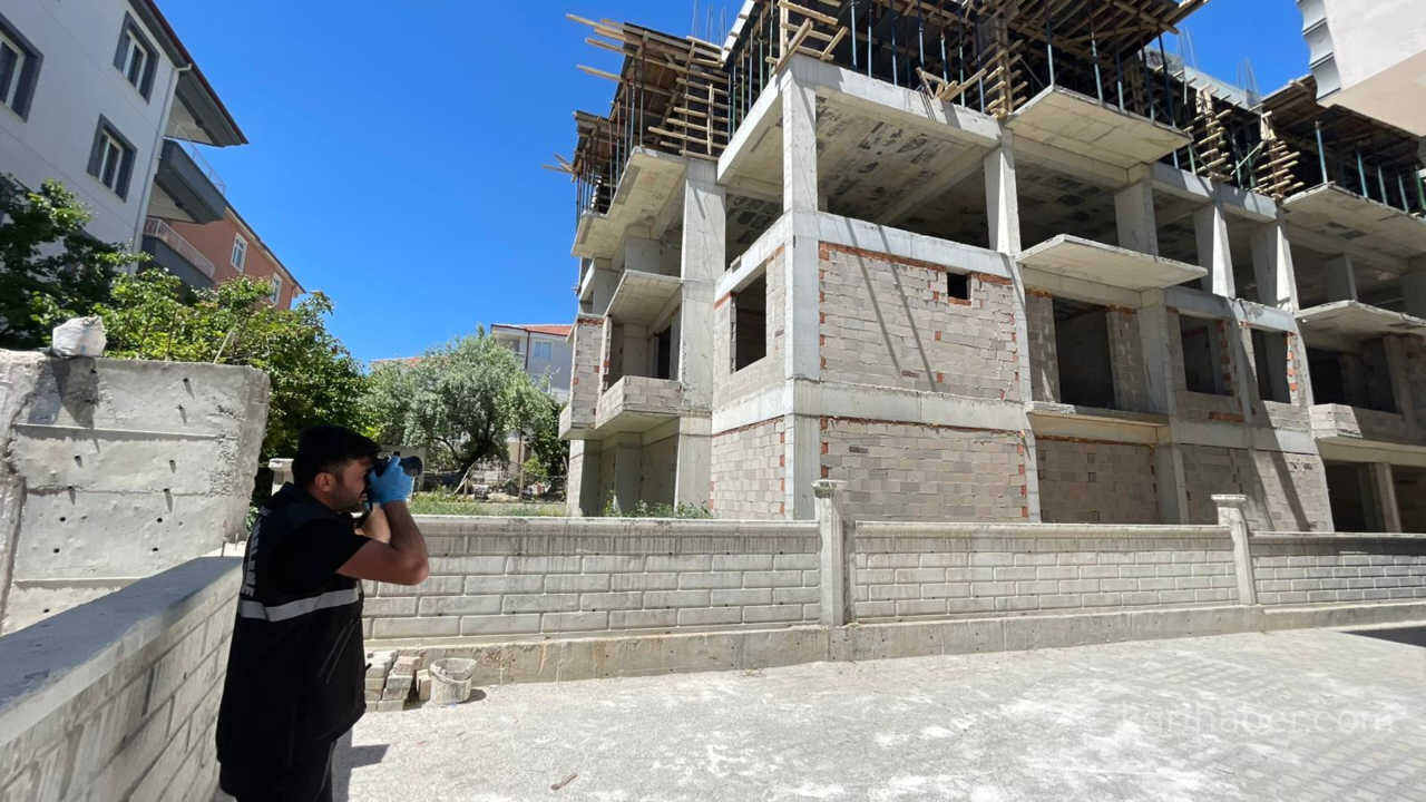 Insaatin Ucuncu Katindan Dusen Kalip Ustasi Yaralandi001