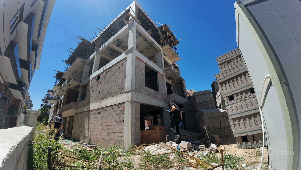 Insaatin Ucuncu Katindan Dusen Kalip Ustasi Yaralandi002