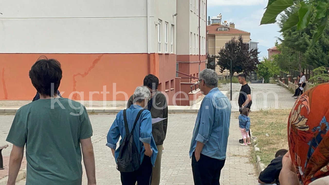 Karamanda Ayt Heyecani Basladi Sinavi Saniyelerle Kaciran Aday Iceri Alinmadi2