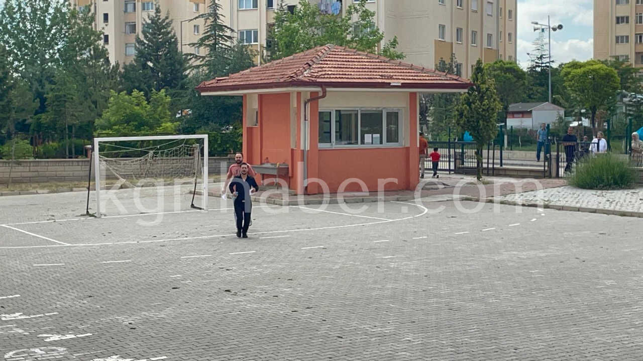 Karamanda Ayt Heyecani Basladi Sinavi Saniyelerle Kaciran Aday Iceri Alinmadi6