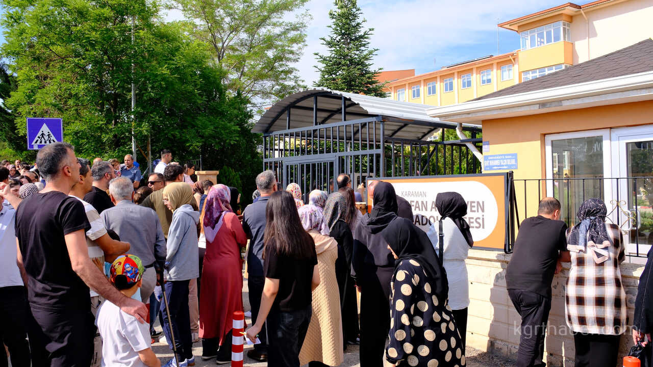 Karamanda Lgs Heyecani Kimligini Unutan Ogrencilerin Yardimina Polis Ve Veliler Kostu0