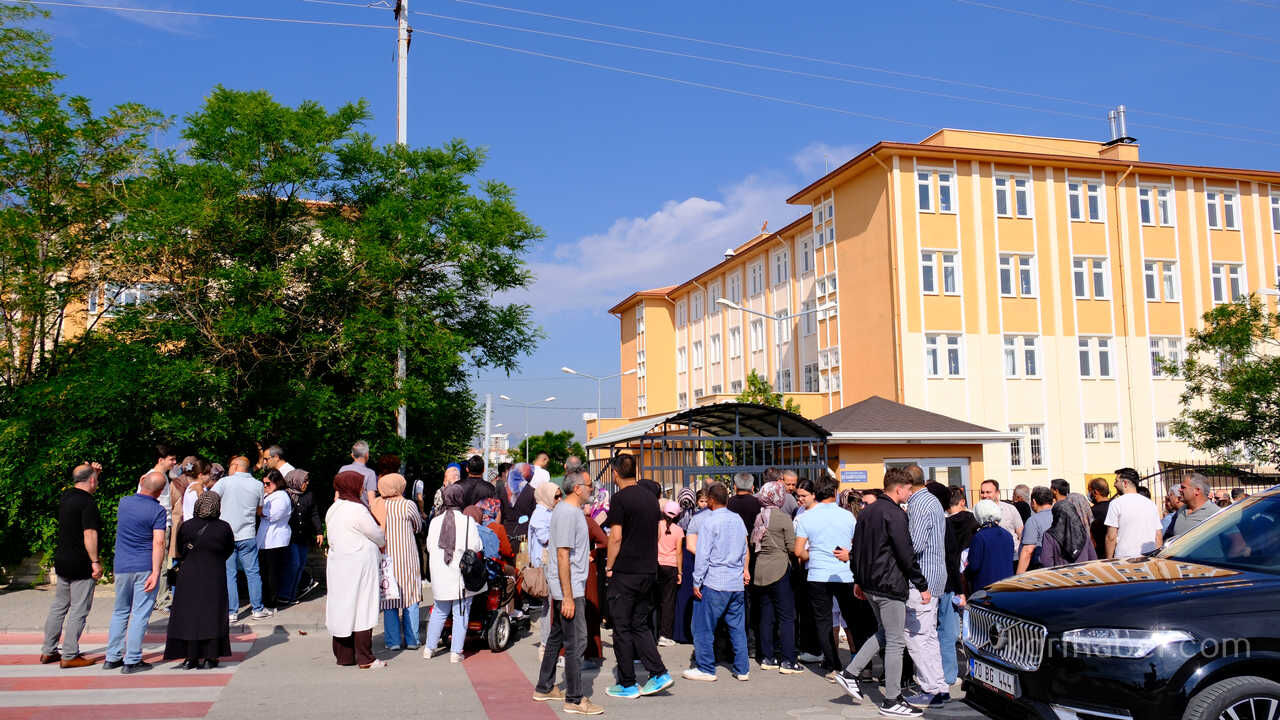 Karamanda Lgs Heyecani Kimligini Unutan Ogrencilerin Yardimina Polis Ve Veliler Kostu1