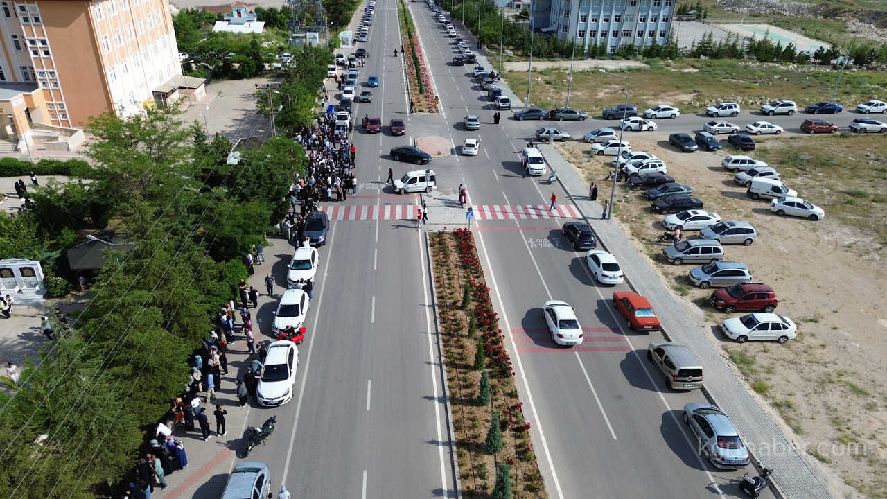 Karamanda Lgs Heyecani Kimligini Unutan Ogrencilerin Yardimina Polis Ve Veliler Kostu10