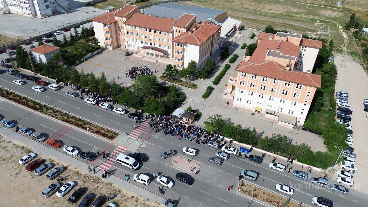 Karamanda Lgs Heyecani Kimligini Unutan Ogrencilerin Yardimina Polis Ve Veliler Kostu11