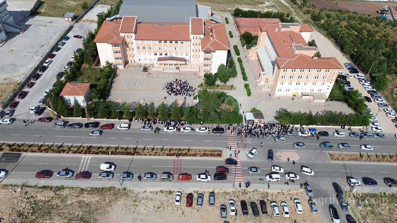 Karamanda Lgs Heyecani Kimligini Unutan Ogrencilerin Yardimina Polis Ve Veliler Kostu12