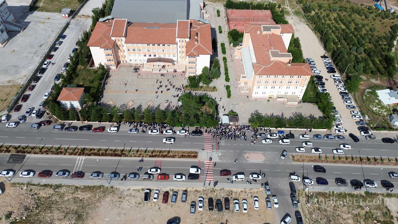 Karamanda Lgs Heyecani Kimligini Unutan Ogrencilerin Yardimina Polis Ve Veliler Kostu13