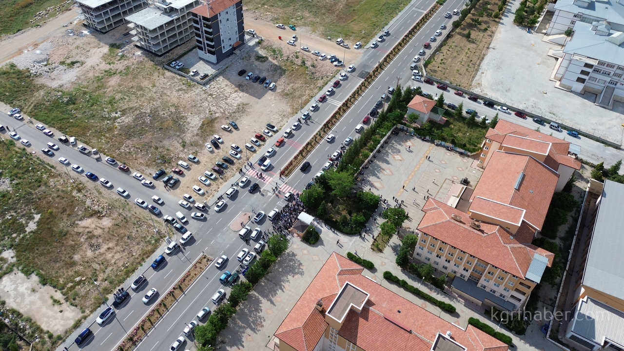 Karamanda Lgs Heyecani Kimligini Unutan Ogrencilerin Yardimina Polis Ve Veliler Kostu14